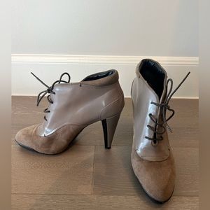 TOD’S Suede and Patent Leather Ankle Bootie Size 10 Taupe Grey NWOB
